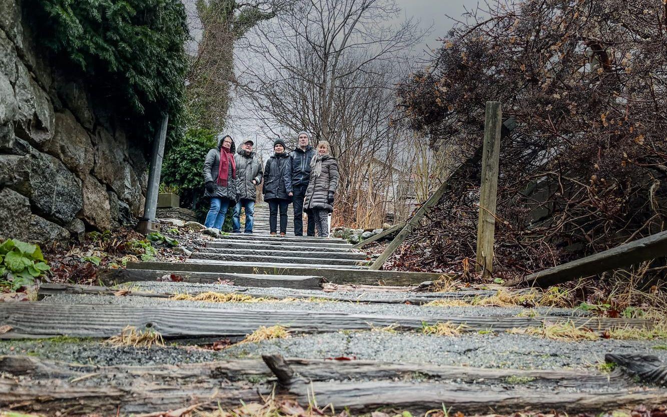 Grannarna har inte tagit frågan hela vägen till politiken: ”Man kunde ju gå på han Per (Vorberg (M), kommunstyrelsens ordförande red. anm) och sagt att vi röstar inte på Moderaterna om inte du fixar trappan. Jag tror inte det hade hjälpt”, säger Alf Hedlund och skrattar.