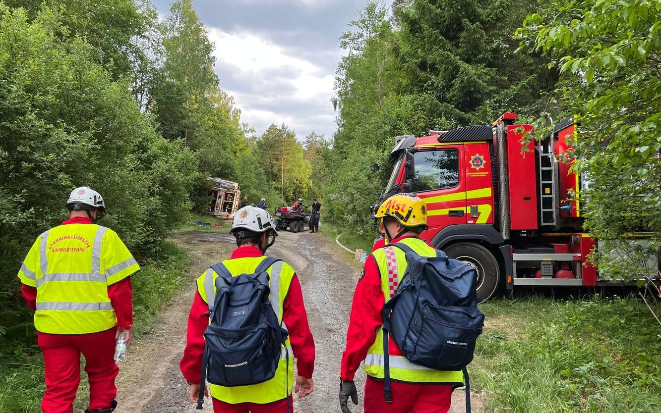 Myggorna höll brandmännen från Mölnlycke sällskap på väg upp till släckningsplatsen. 