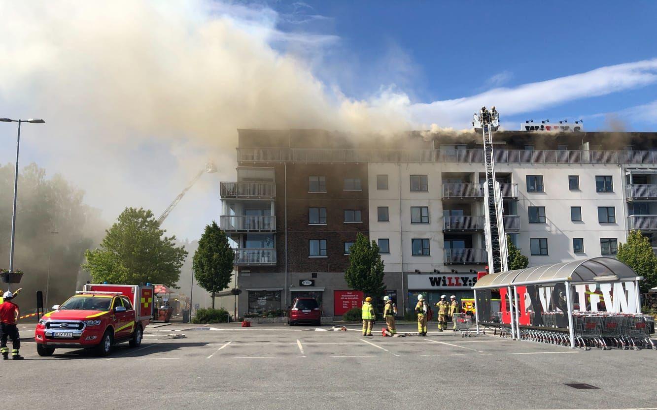 En stor brand uppstod i centrala Landvetter under fredagen. 