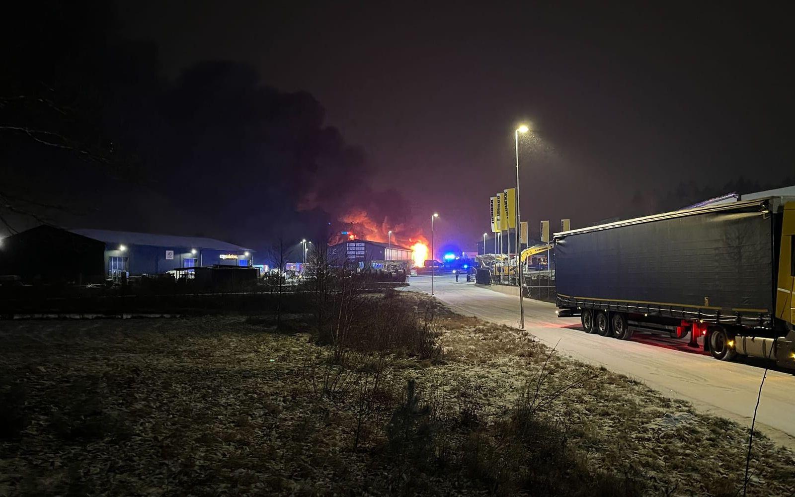 Stora delar av byggnaden stod till slut i full brand. Lågorna sträckte sig långt över taket.