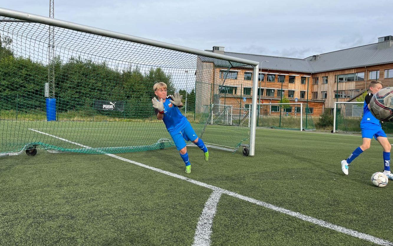 Odd Lund Nilsson kastar sig efter en boll.