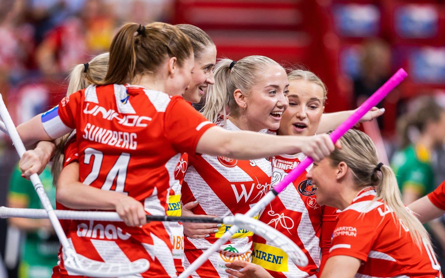 Pixbos Moa Andersson, Klara Loneberg och Ida Sundberg jublar med lagkamrater efter 2–3 under finalen i damernas SSL mellan Thorengruppen och Pixbo den 22 april 2023 i Stockholm. 