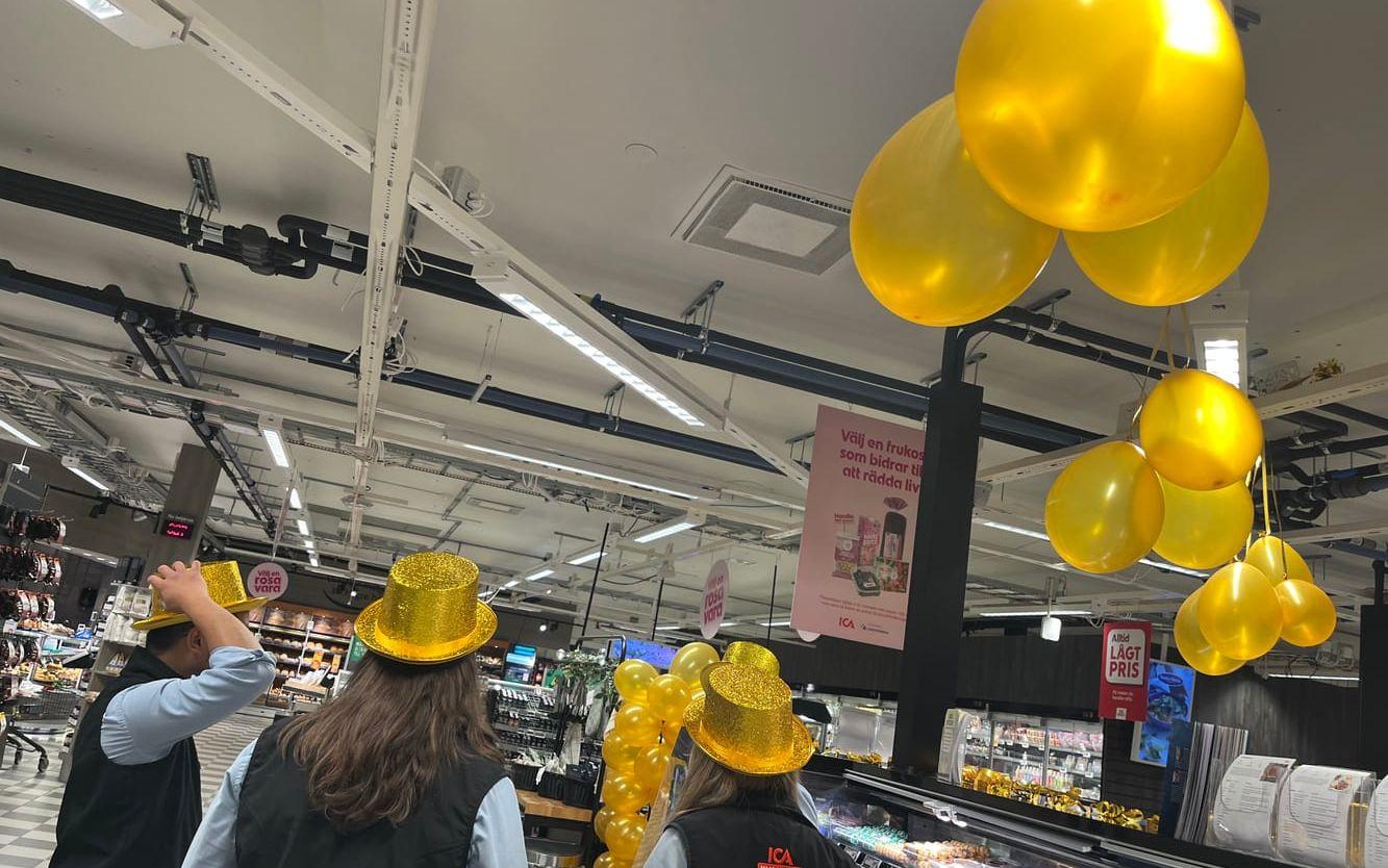 Nomineringen firas med gula ballonger och guldhattar. 