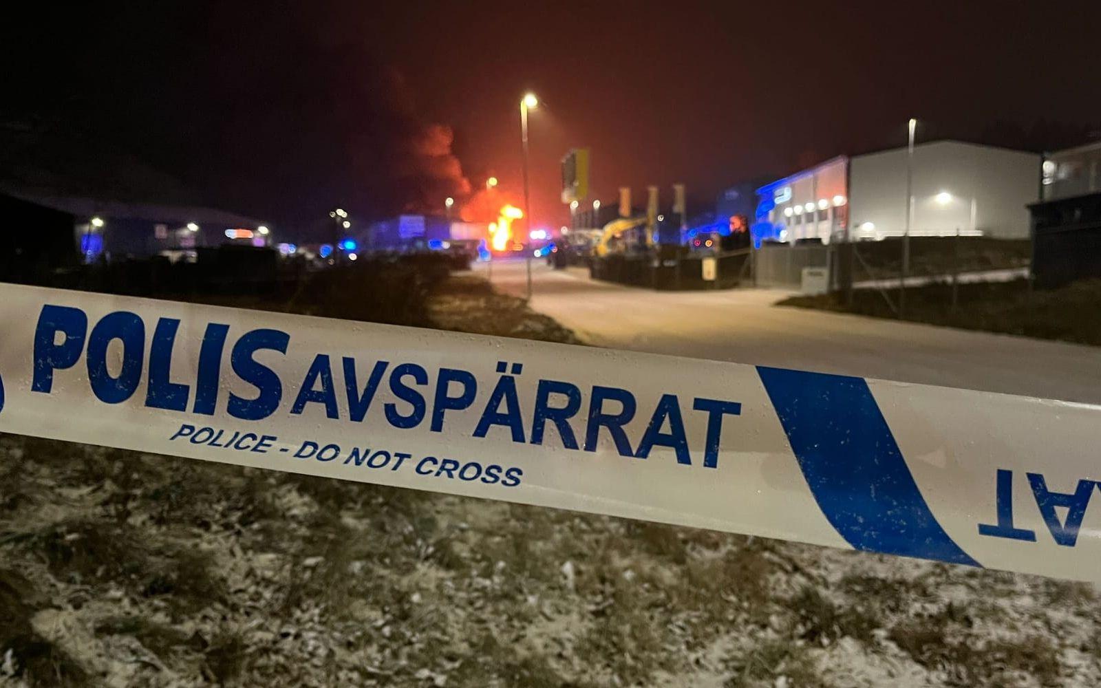 Även polis larmades till platsen och spärrade av ett stort område då det fanns gasflaskor i lokalen. 