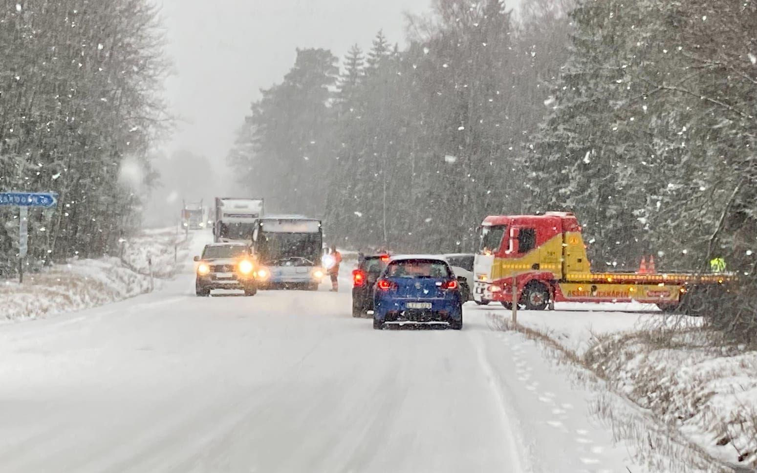 Snöovädret ställde till det ordentligt i trafiken på riksväg 40.