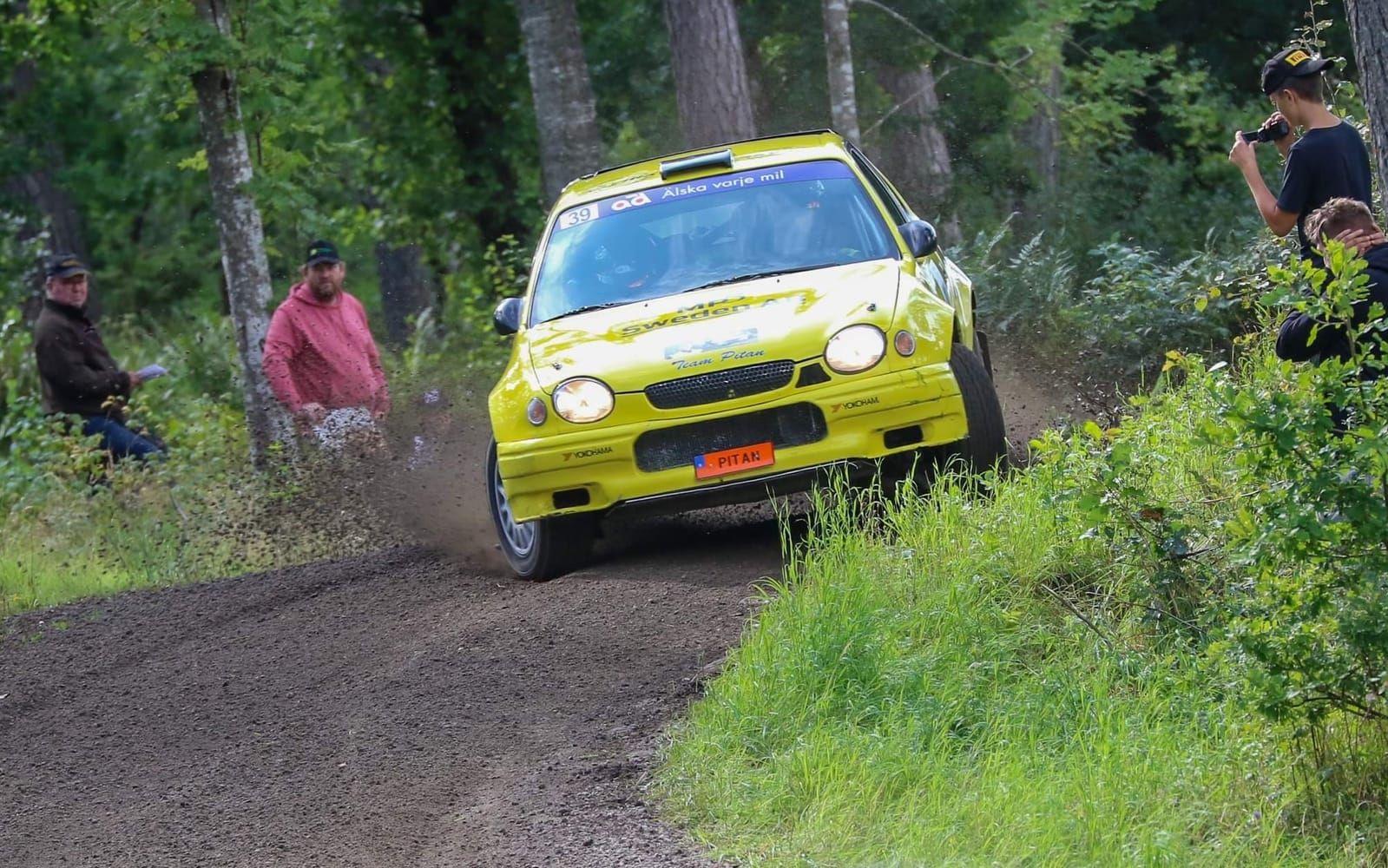 ”Älska varje mil” står det på Toyotans vindruta, något Mattias anammat. 