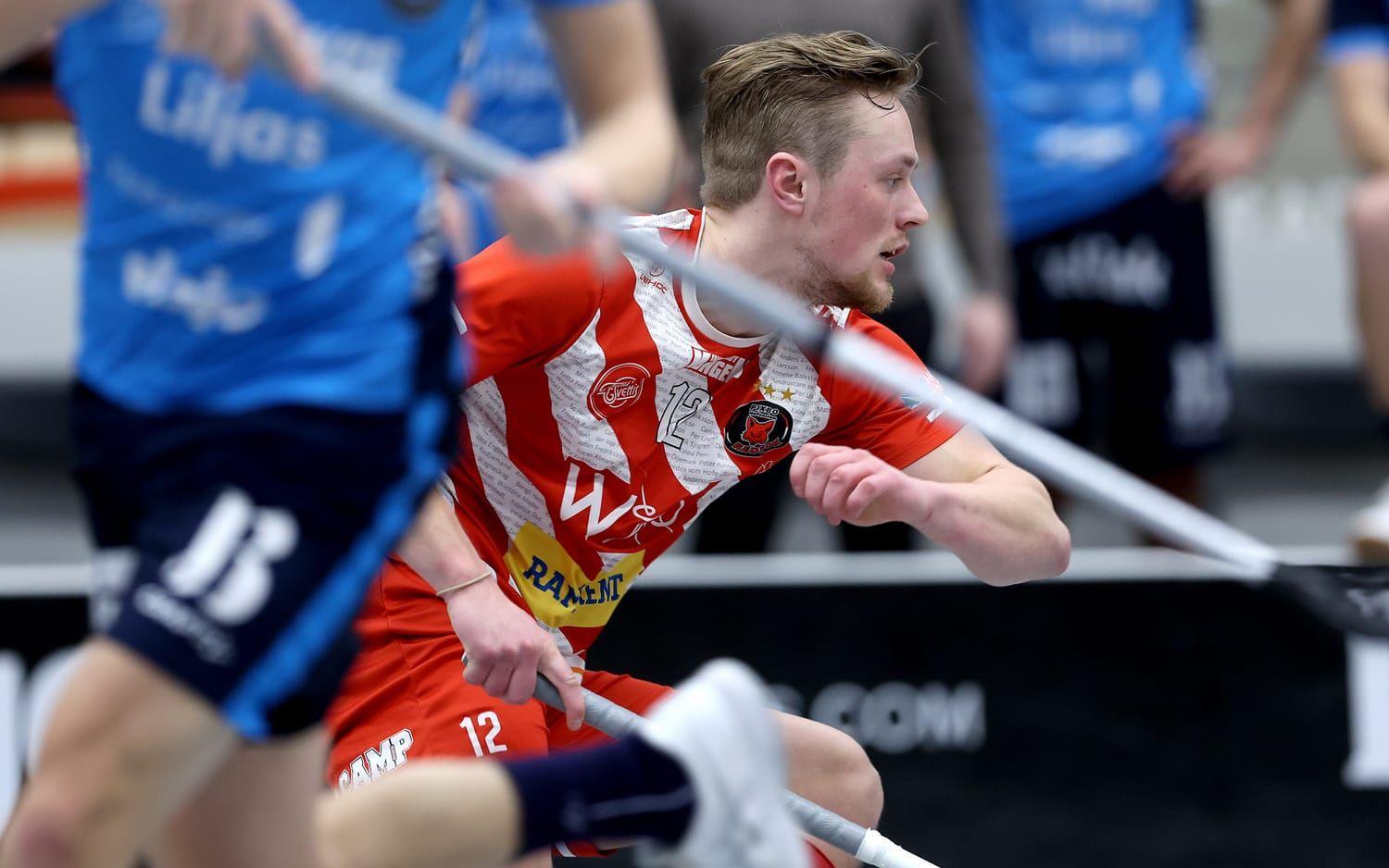 Pixbos Oskar Weissbach under innebandymatchen i herrarnas SSL Kvartsfinal 2 mellan Pixbo och Kalmarsund den 18 mars 2023 i Mölnlycke.