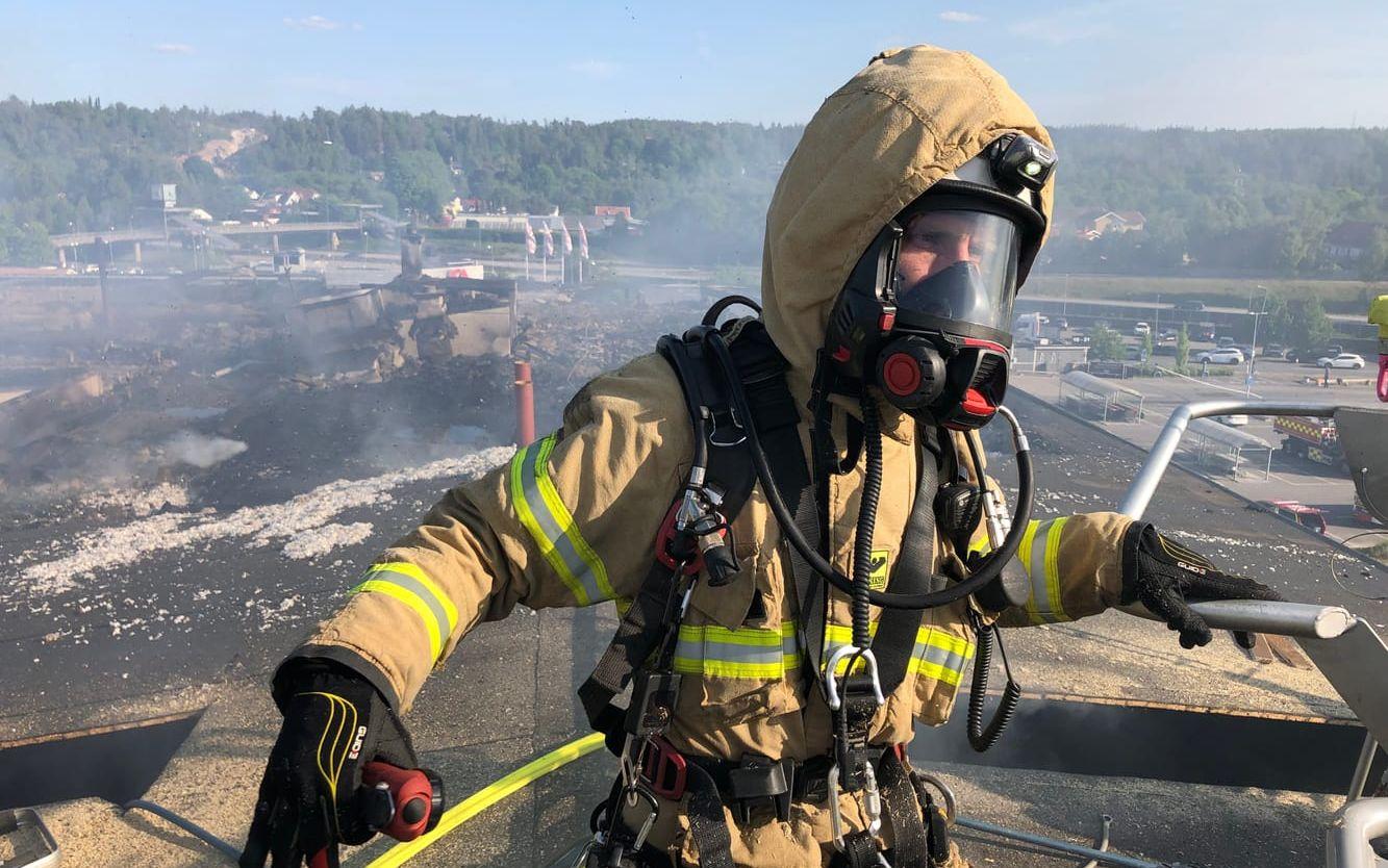 Bilder från räddningstjänsten Storgöteborg, från insatsen vid ett flerfamiljshus i Landvetter som brann fredag den 9 juni.