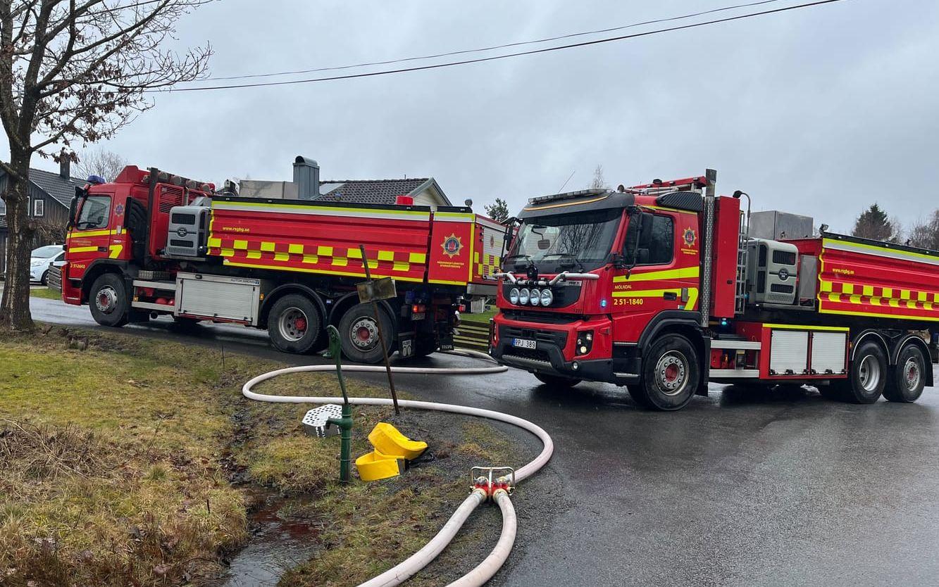 SOS fick larm vid 13.30-tiden om att det brann i en byggnad i Tahult.