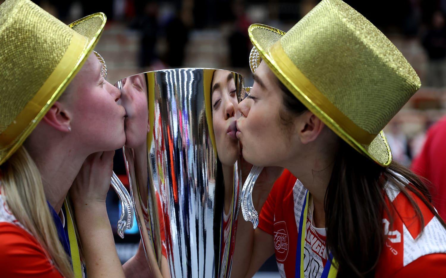 Pixbos Emma Stenberg och Caroline Adelöw kysser pokalen.