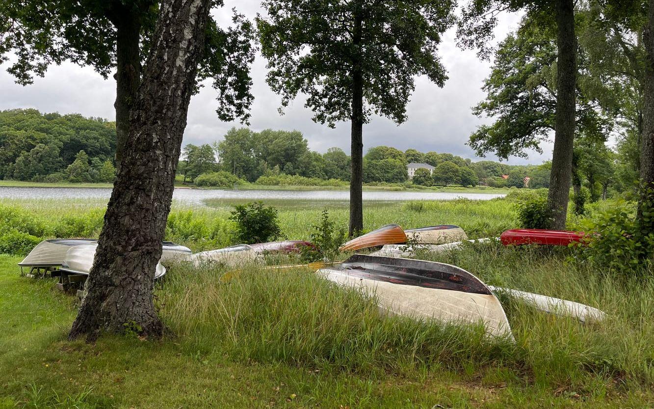 Ett gäng båtar som ligger på kommunens mark vid Rådasjön.