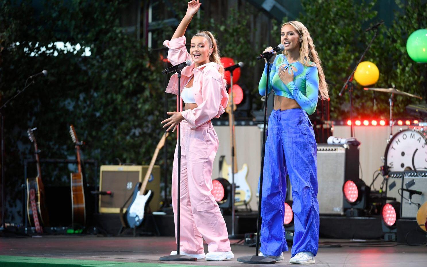 Hanna Ferm & Junie under Allsång på Skansen.