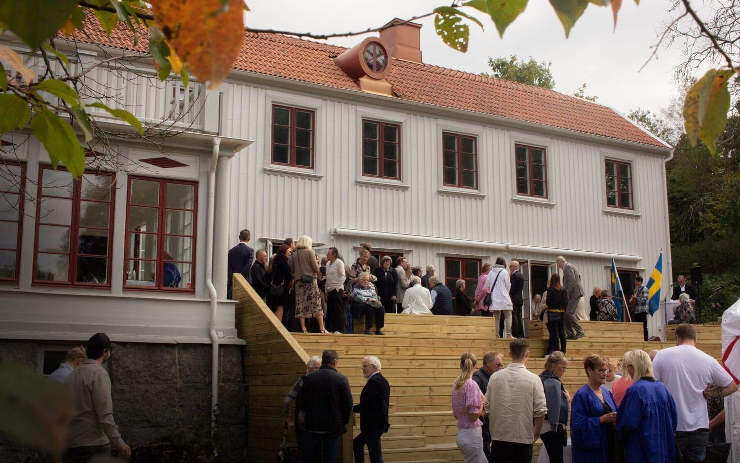 Prästgården har blivit med ett nytt fint terrasserat däck. 