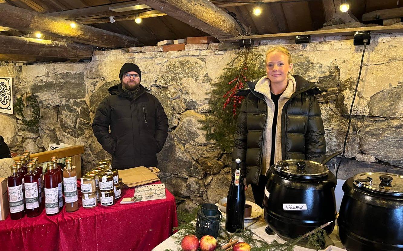 Samuel Samuelsson och Alice Jangemyr sålde både must, glögg, marmelader och såser i Fruktladan.