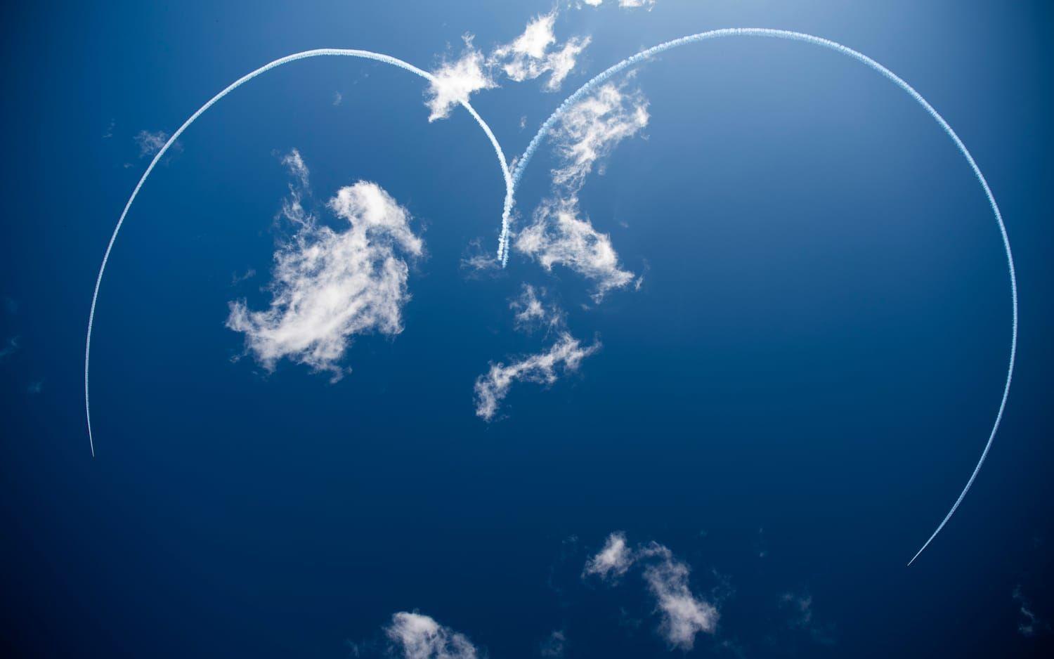 Ett hjärta ritas med flygplan över Göteborg. Sky writing, rökskrift. Jacob Holländer och Bengt Andersson från Scandinavian Airshow flyger.