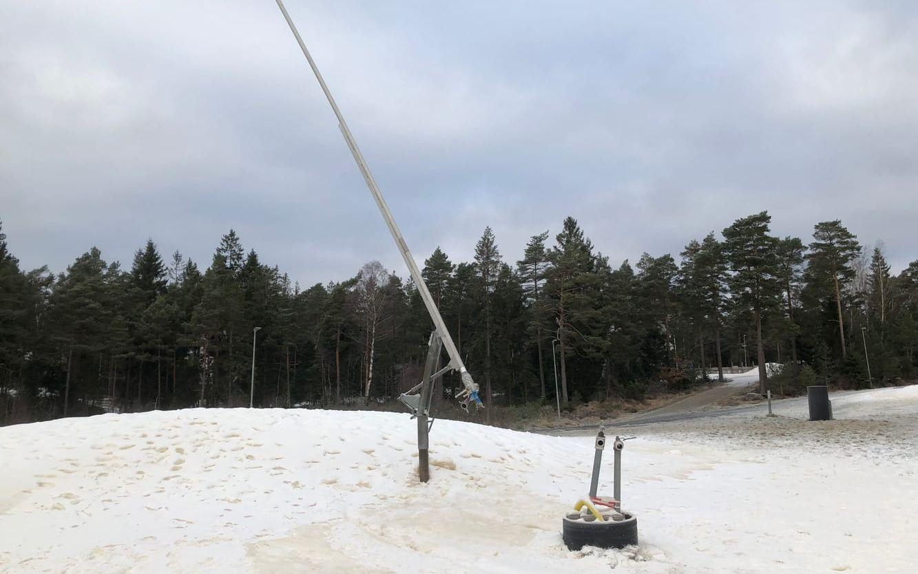 Under helgen började snökanonerna tillverka snö i Landehof.