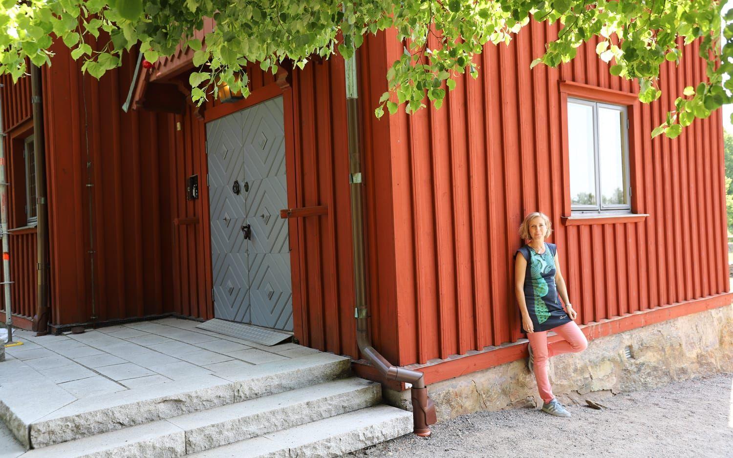 Råda kyrka ligger i Mölnlycke, där det finns både en stor kyrkogård och gröna ängar i närheten. Josefine Domargård vill med sin konsert visa upp orgeln som instrument. 