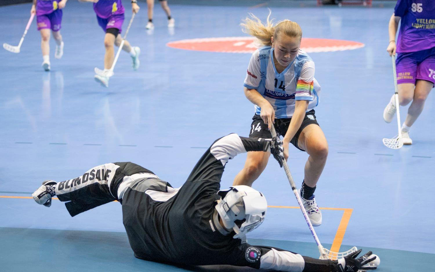 Landvetters Elin Westerberg i duell med Liberecs målvakt under finalerna i Gothia Innebandy Cup den 8 januari 2023 i Partille