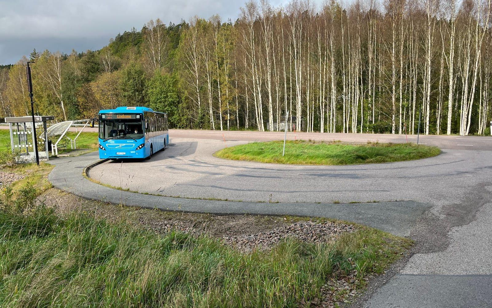 Från och med den 10 december kommer bussen i stället att vända i Inseros, en dryg mil från där den vänder idag.