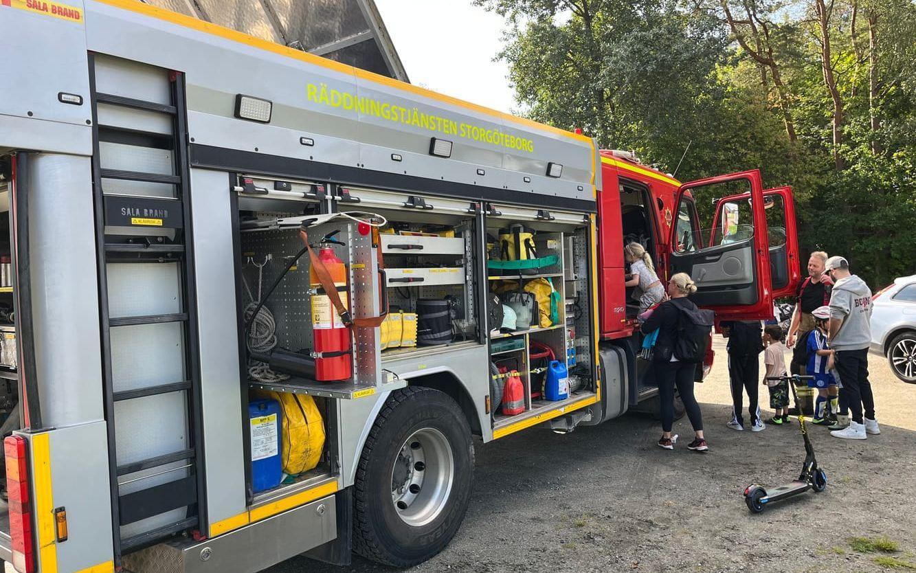 Den lokala brandstationen ärade besökarna med sin närvaro.