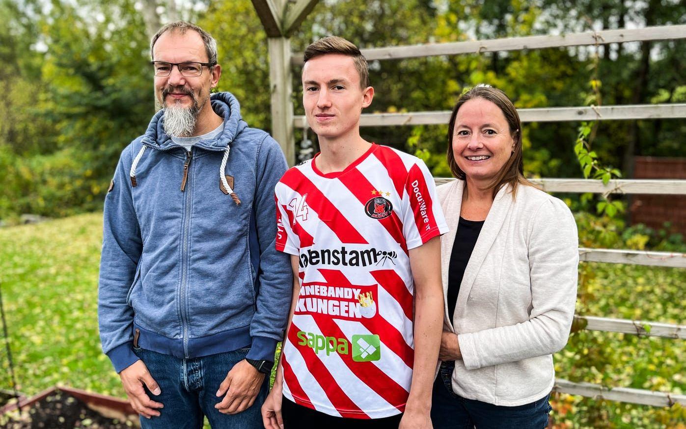 Mamma Anja Heins jobbar som psykolog medan pappa Sven arbetar som projektledare i ett IT-företag: ”Vi kan arbeta hemifrån med samma jobb. Om det inte hade funkat hade vi inte flyttat”, förklarar Anja.