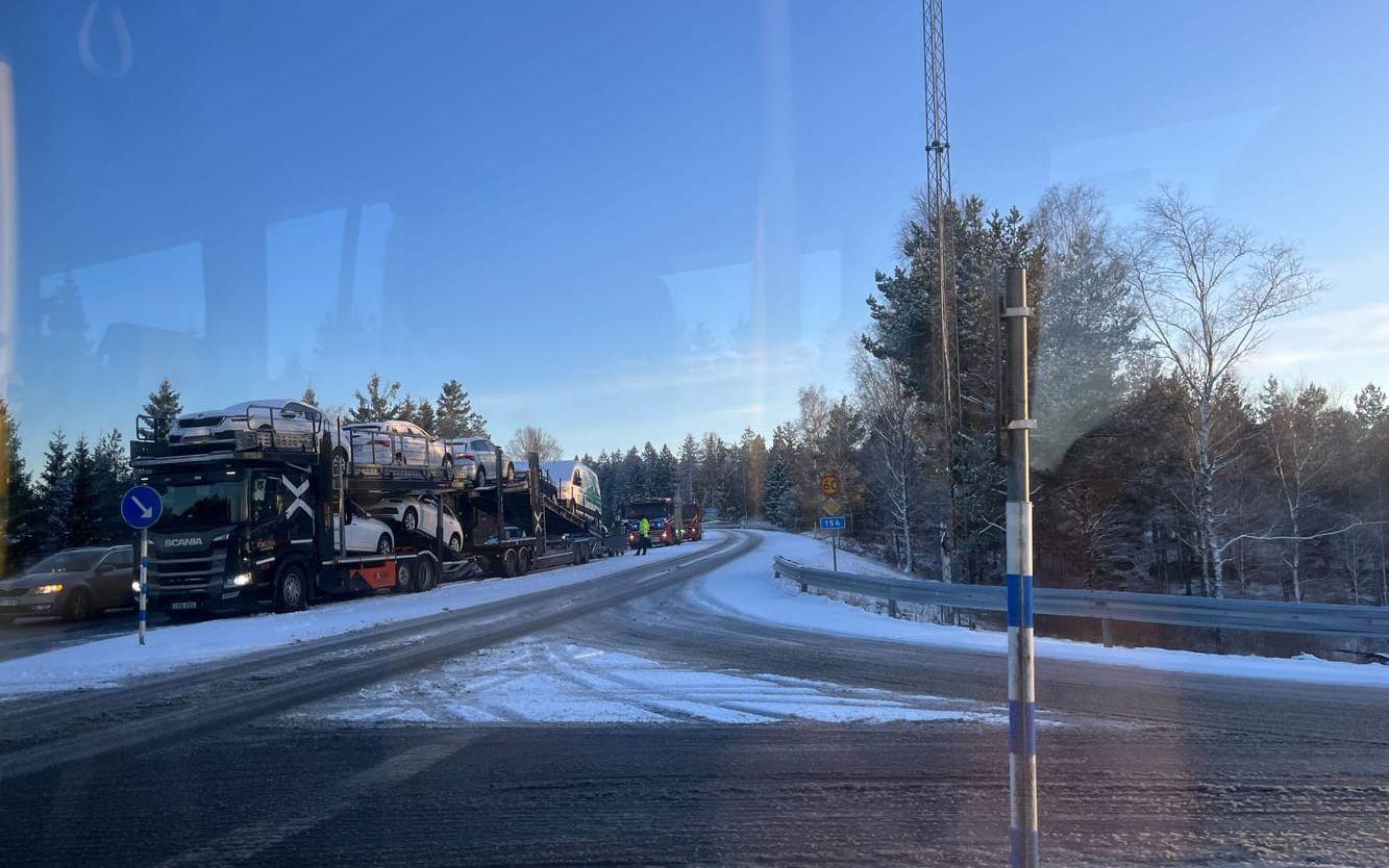 Många resenärer har suttit fast i bilköer längs riksväg 40 på måndagen.