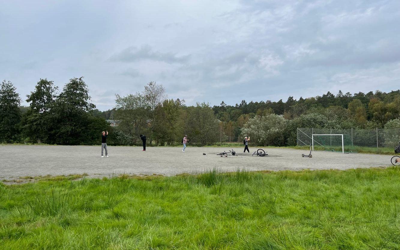 Nyfikna ungdomar hade samlats vid grusplanen mellan Båtsmansskolan och Fridaskolan.