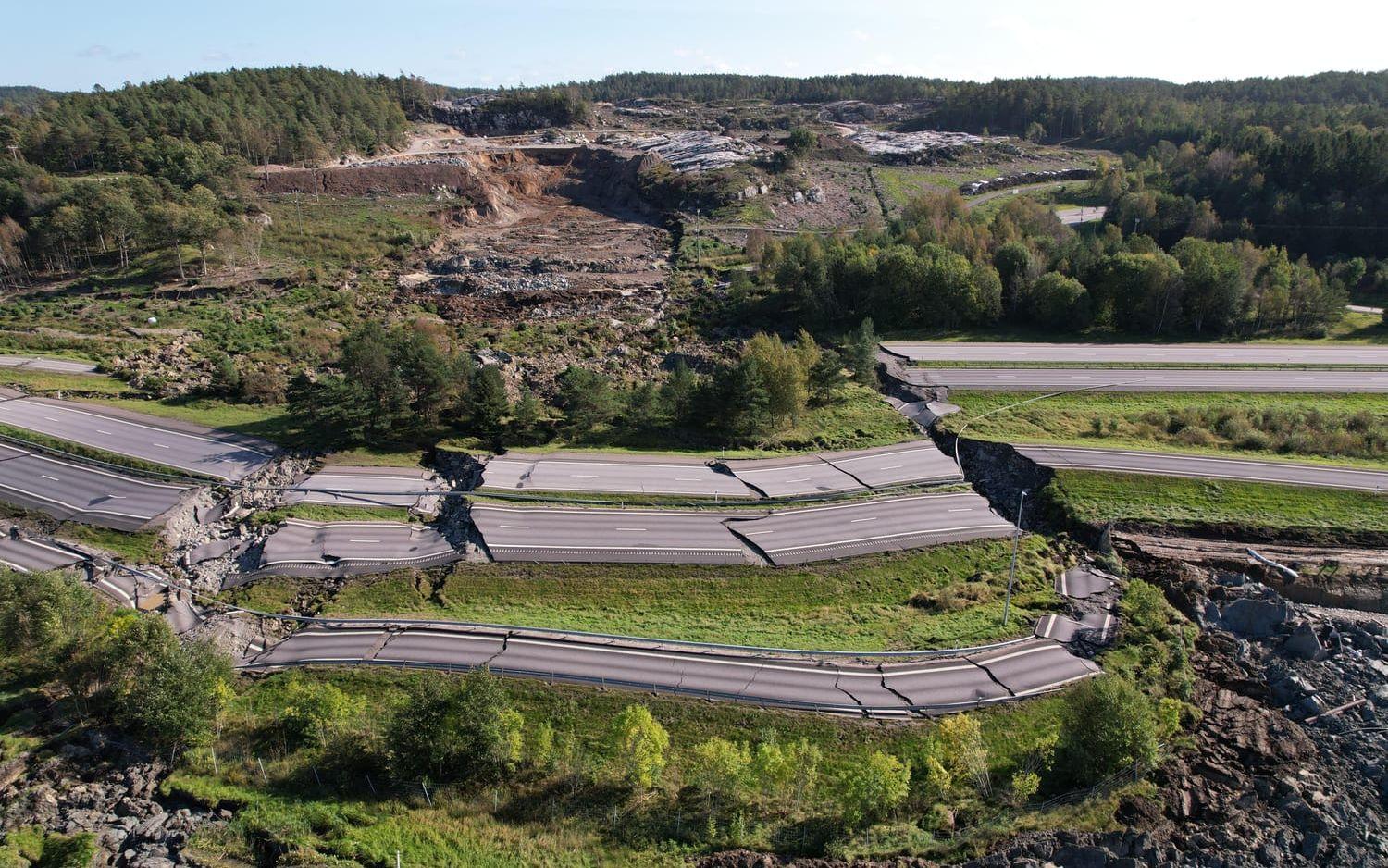 E6 vid Stenungsund är avstängd i båda riktningarna efter ett stort jordskred tidigt lördag morgon