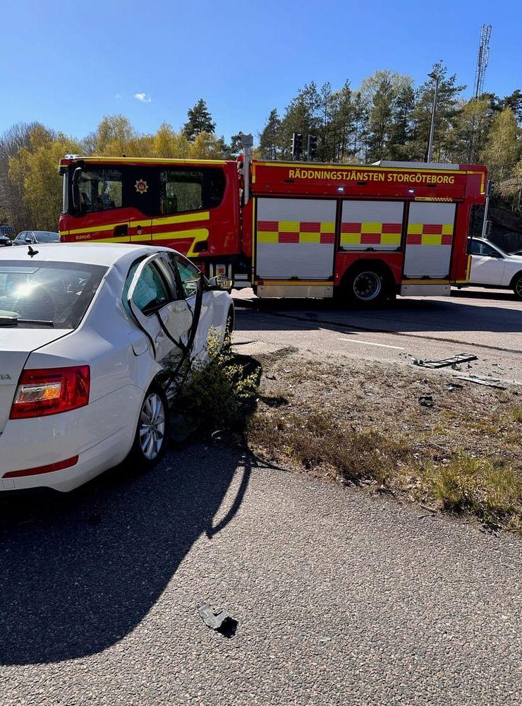 En av bilisterna misstänks ha kört mot rött. 