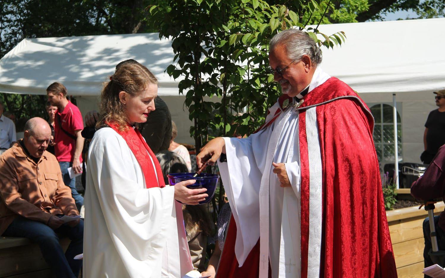 Margaretha Josefsson och Peter Bratthammar välsignade jorden genom att skvätta vatten på den. 