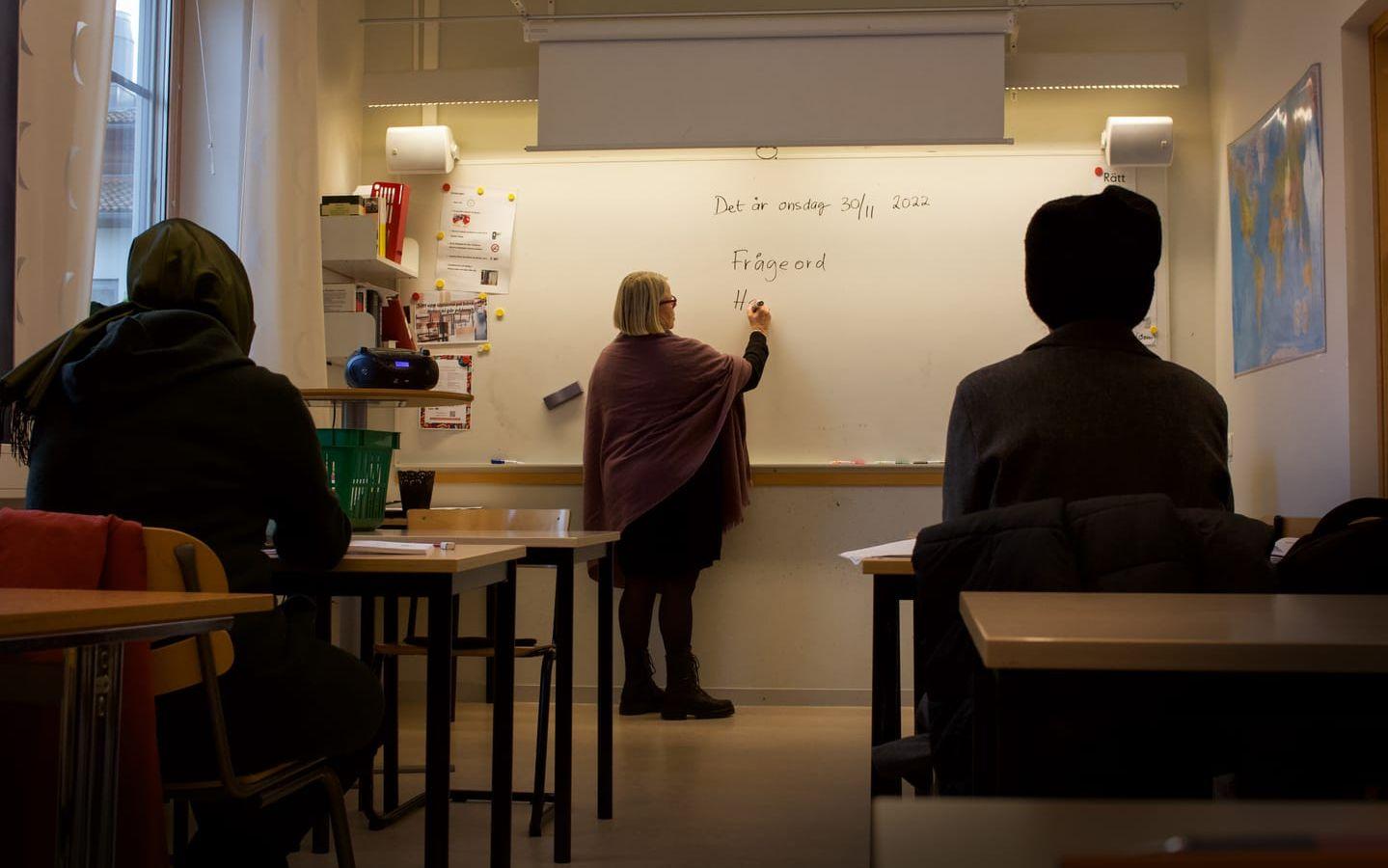 Läraren Gunilla Sparf lär ut frågeord för en nystartad grupp. 