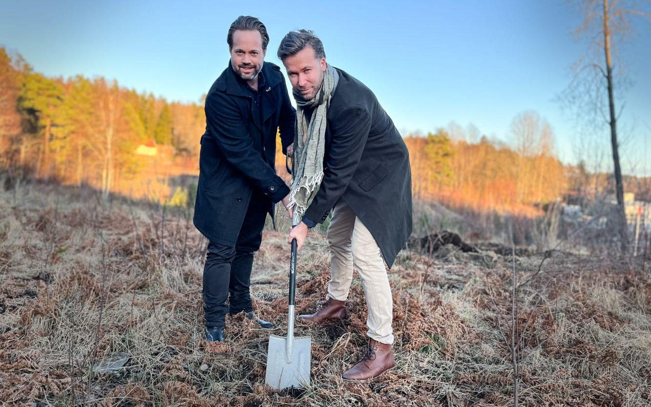 Andreas Anderzon och Emanuel Dagemark tar det första symboliska spadtaget redan här. Men riktigt än ska det inte börja byggas.