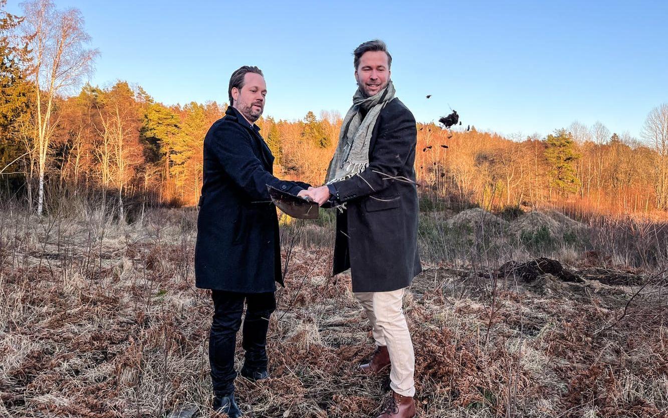 Andreas Anderzon och Emanuel Dagemark tar det första symboliska spadtaget redan här. Men riktigt än ska det inte börja byggas.