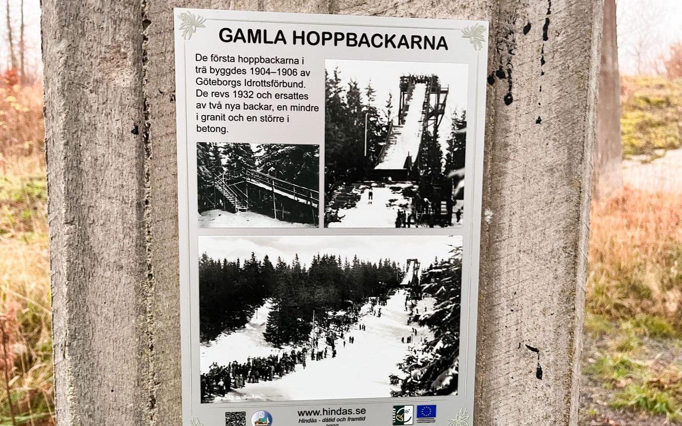 ”Hindås – dåtid och framtid” har haft ett projekt med att sätta upp skyltar med historia på olika ställen i Hindås. På en av hoppbackens pelare finns passande nog historia om gamla hoppbackarna.