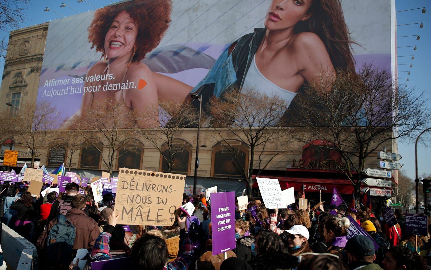 Kvinnor och aktivister tågar på internationella kvinnodagen i Paris, 8 mars 2021. Protesterna här gäller samhällets utbredda sexism och sexuellt våld.