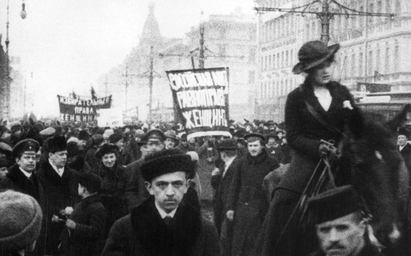 Den 8 mars 1917 på internationella kvinnodagen marscherar kvinnor genom Petrograd för att demonstrera för likaberättigande. Många arbetare anslöt sig till dem och krävde bröd. Demonstrationerna återkom, utvidgades och utmynnade i februarirevolutionen som i sin tur ledde till störtandet av tsar Nikolaj. 