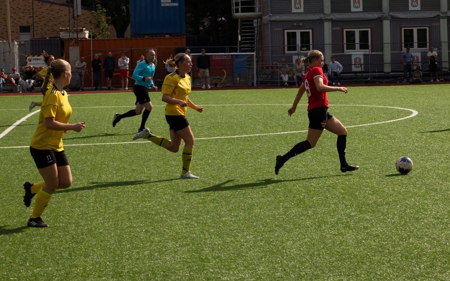 Det förutsades att derbyt mot Mölnlycke IF skulle bli en jämn historia. Men med 0-3 till Landvetters damjuniorer är nog självförtroendet gott inför semifinalen mot Qviding FIF. 