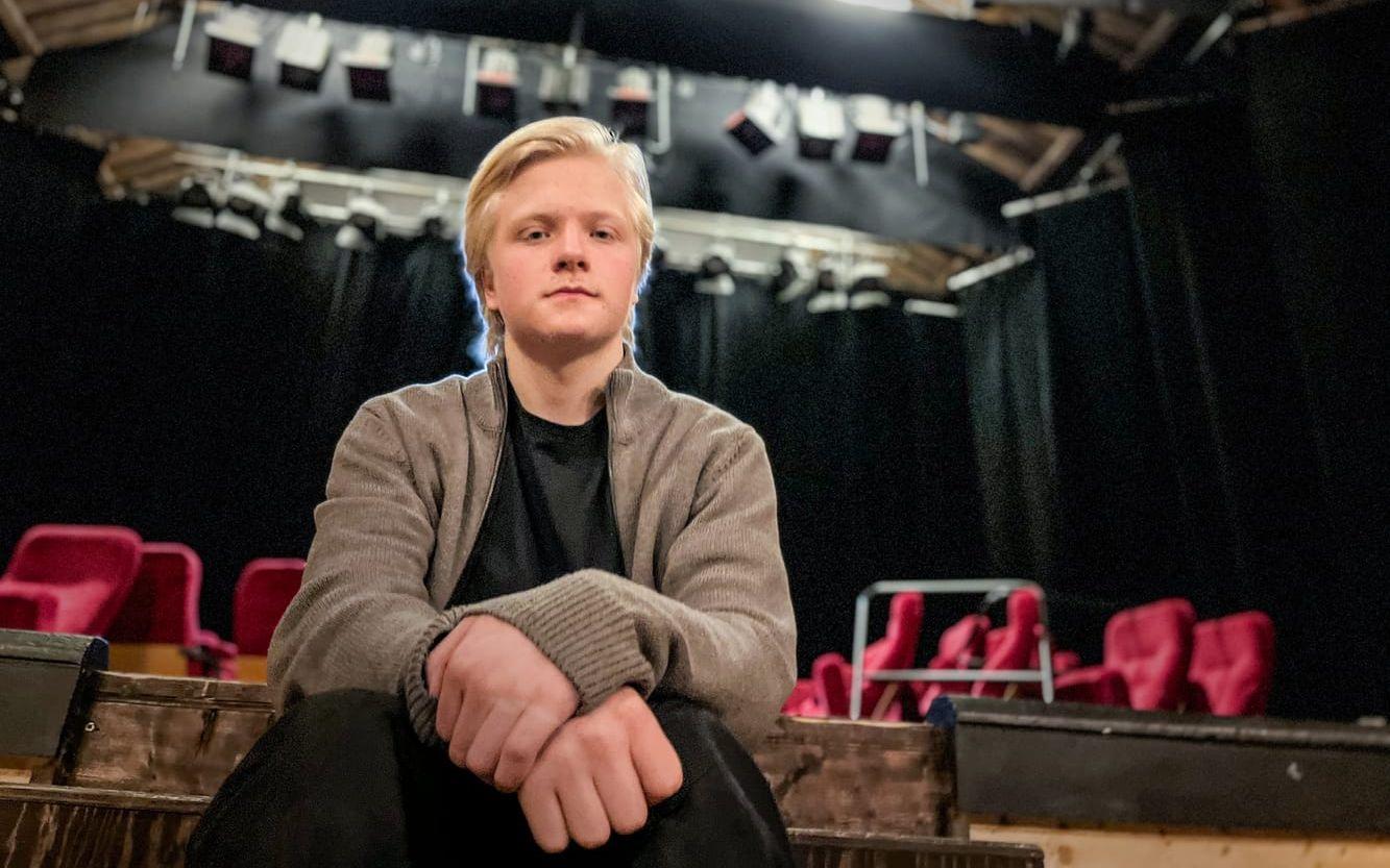 ”Jag vill inte vara flummig och pretentiös. Om man bara läser replikerna så är det väldigt flummigt. Det är jättepretentiöst. Det är inte vad jag vill att teater ska vara. Jag vill att teater ska vara så lättillgängligt som det bara går.”