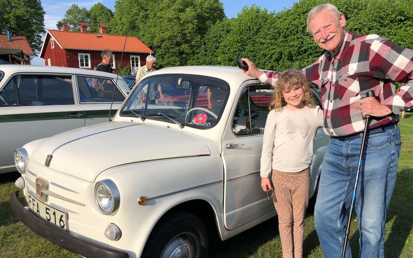 Bo Göran Hallén och barnbarnet Matilda Hallén hade kört till Råda säteri med en  Fiat 600 Millionarie. Han berättar: ”Det var den första bilen jag ägde, men tyvärr rostade den sönder. Några år senare köpte jag denna som jag hittade i Husqvarna. Den är från 1962.” 