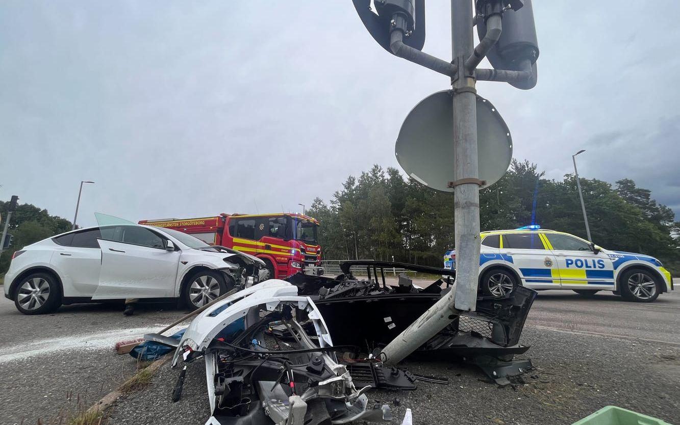 En person misstänks för rattfylleri efter att två bilar kolliderat vid Mölnlyckemotet. 